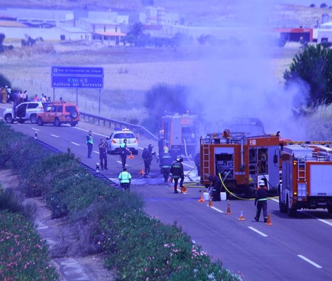 Se incendia un autobús a la altura del Hotel Las Bóvedas en Badajoz
