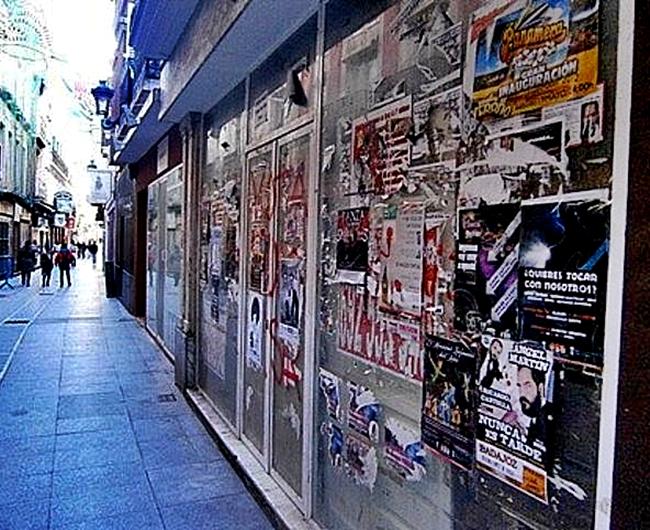 La Asociación Cívica pide tapar con carteles turísticos los escaparates vacíos
