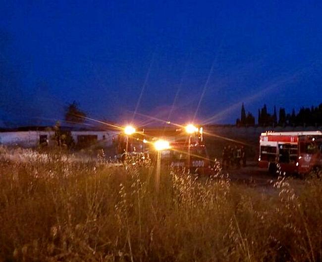 Arde una casa abandonada junto al cementerio viejo de Badajoz