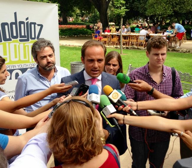 Parejo muestra su apoyo a Badajoz como capital europea de la Juventud