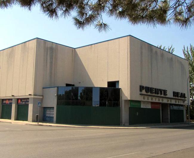 El PSOE lamenta que los cines Puente Real continúen sin limpiarse