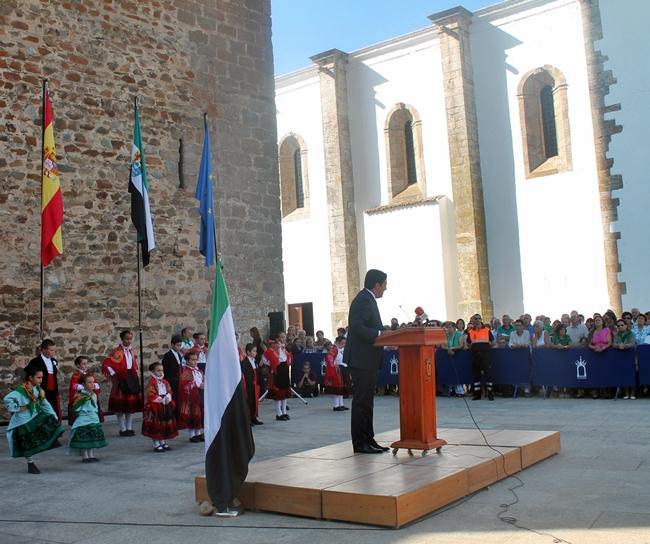 Vecinos y visitantes llenan las calles de Olivenza el Día de Extremadura