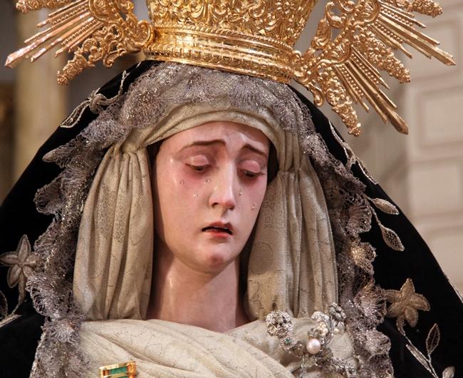 La Virgen de la Soledad presta su manto a la Consolación