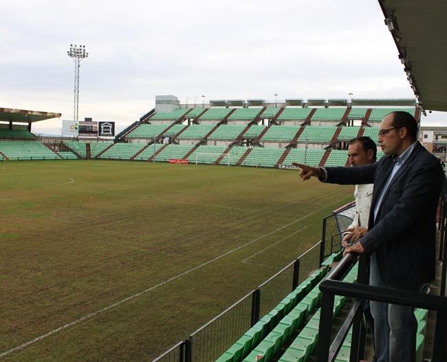 Finaliza el resembrado del césped en el Estadio Romano de Mérida