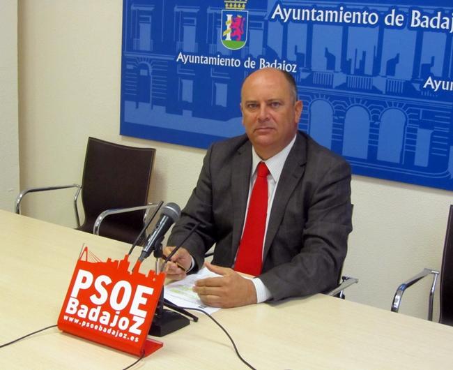 El PSOE pide que retiren la nueva iluminación de la Plaza Alta por ser una “horterada”