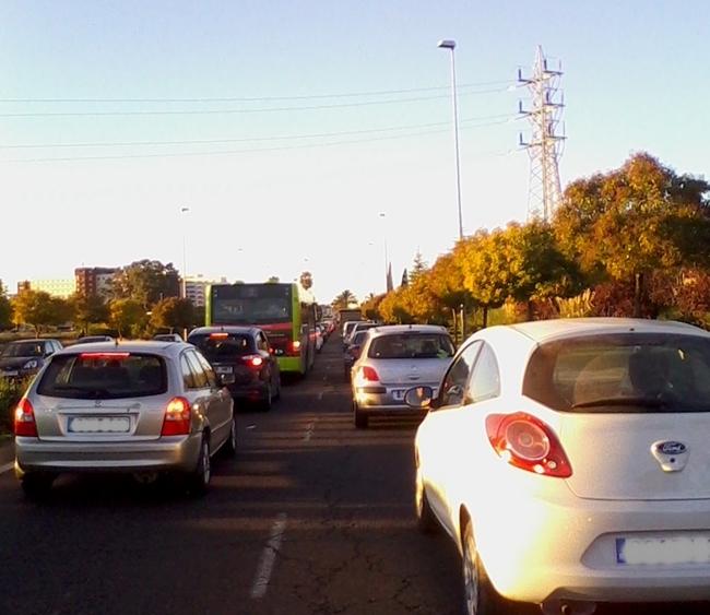 Grandes atascos en avenida de Elvas y Puente Real