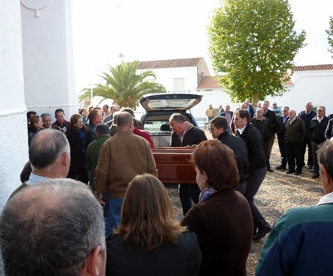 Multitudinario entierro en Ribera del Fresno del desaparecido Fernando Vázquez