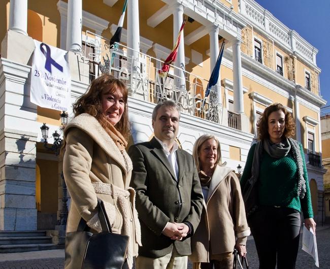 Un lazo violeta ondea en el ayuntamiento en apoyo a las víctimas de violencia de género