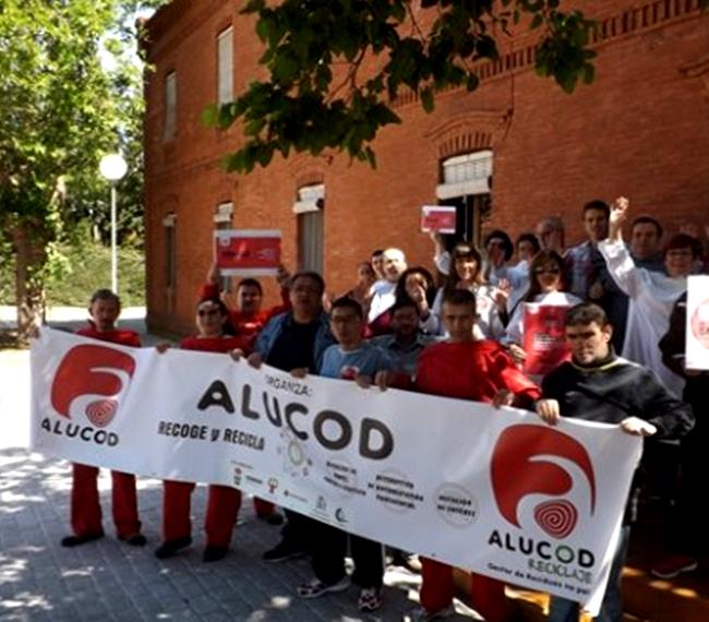 ALUCOD entrega las primeras 4.157 firmas contra el cierre de Casa Roja