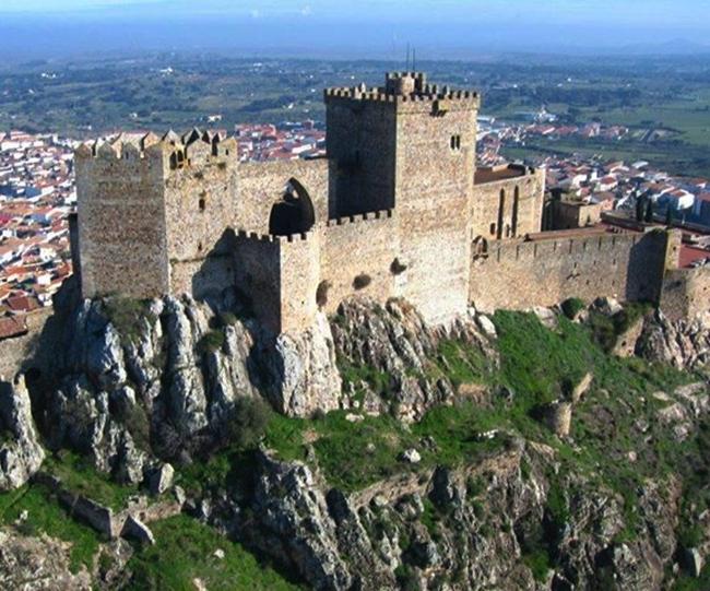 Primera visita al Castillo de Alburquerque tras 5 años cerrado 