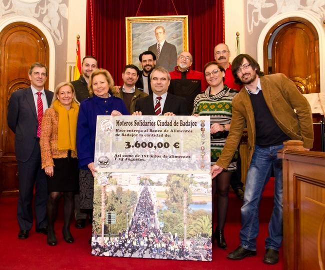 Moteros de Badajoz entregan 3.600 euros al Banco de Alimentos