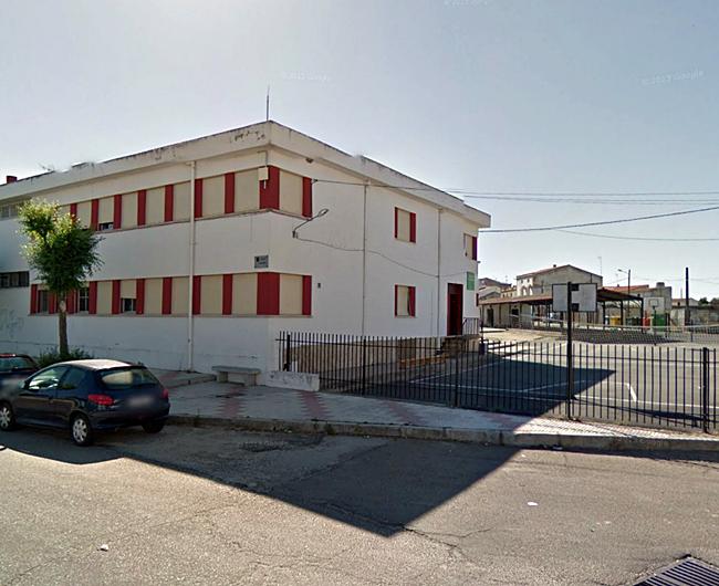 Se desprende parte del 'falso techo' del colegio de Quintana de la Serena