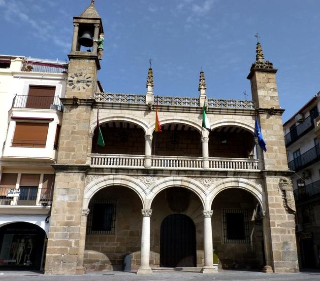 Plasencia baja seis tasas y un impuesto municipal