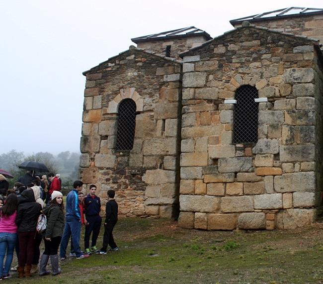 Alumnos de Alcuéscar adoptan la Basílica de Santa Lucía del Trampal