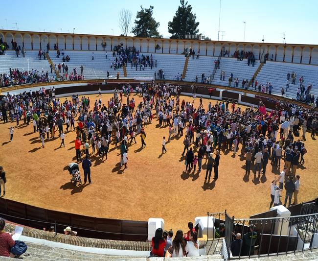 Perera llena la plaza de toros de Olivenza con más de 4.500 niños