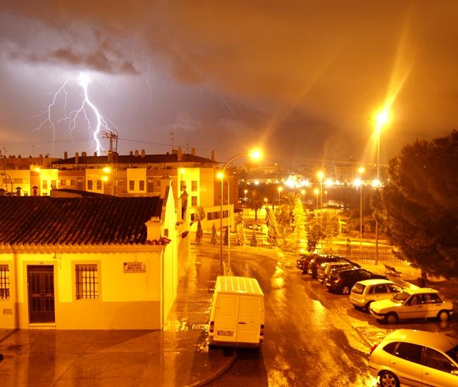 Una tormenta eléctrica con granizo descargó esta madrugada sobre Badajoz