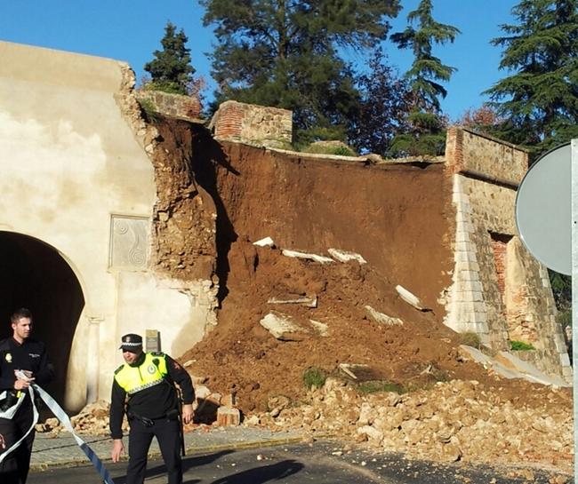 Se derrumba gran parte de la Puerta Trinidad en Badajoz