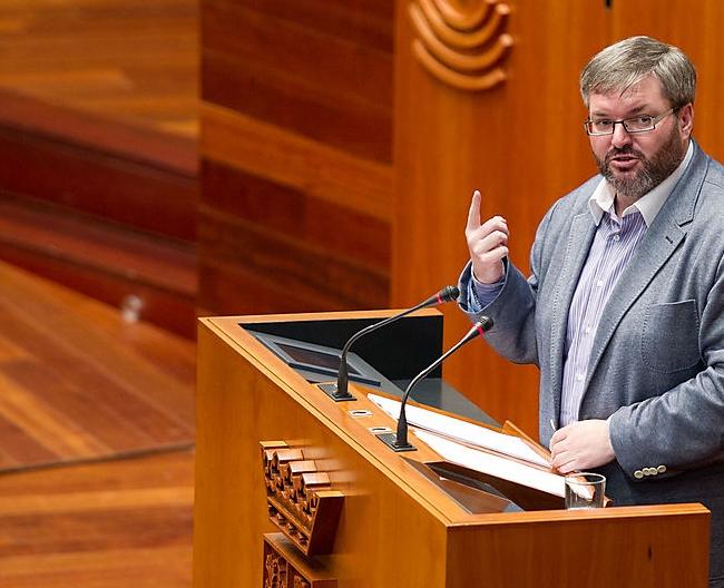 Víctor Casco reconoce su homosexualidad en el Parlamento extremeño