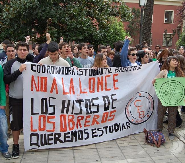 Los estudiantes se manifiestan en Badajoz contra la LOMCE