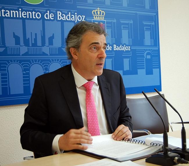 Instalan dos nuevos soportes para los fotorrojos en Badajoz