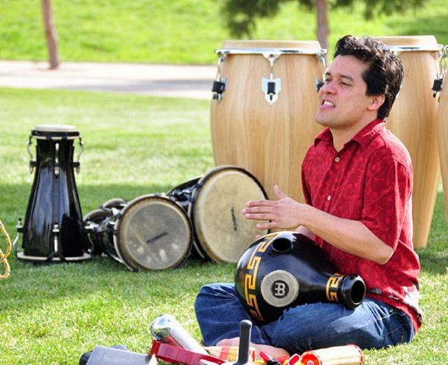 El maestro percusionista Shangó Dely ofrece mañana un taller terapéutico