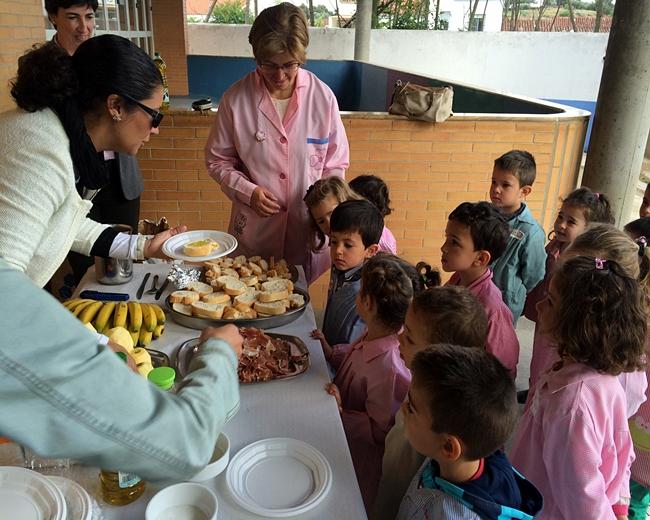 La directora de Salud desayuna saludable con 118 niños de Barcarrota