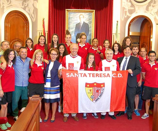 El Alcalde De Badajoz Recibe A Las Jugadoras Del Santa Teresa