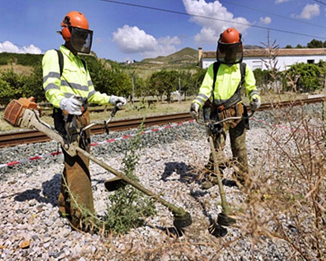 Adif limpia los márgenes de vías convencionales para prevenir incendios