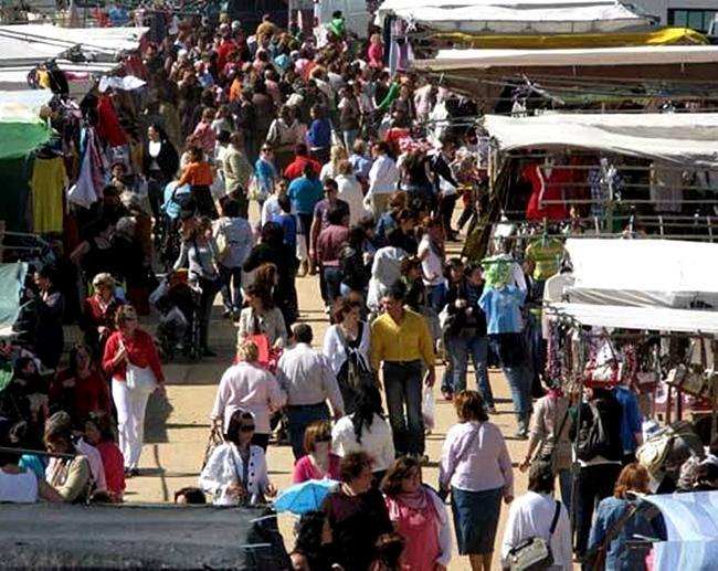 La Policía interviene más de 100 kg de fruta en el mercadillo del martes