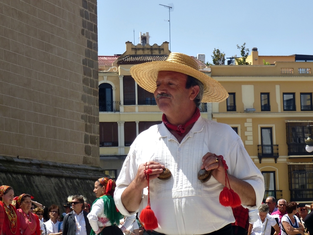 Imágenes del Festival Folklórico de Extremadura en la Plaza de España de Badajoz