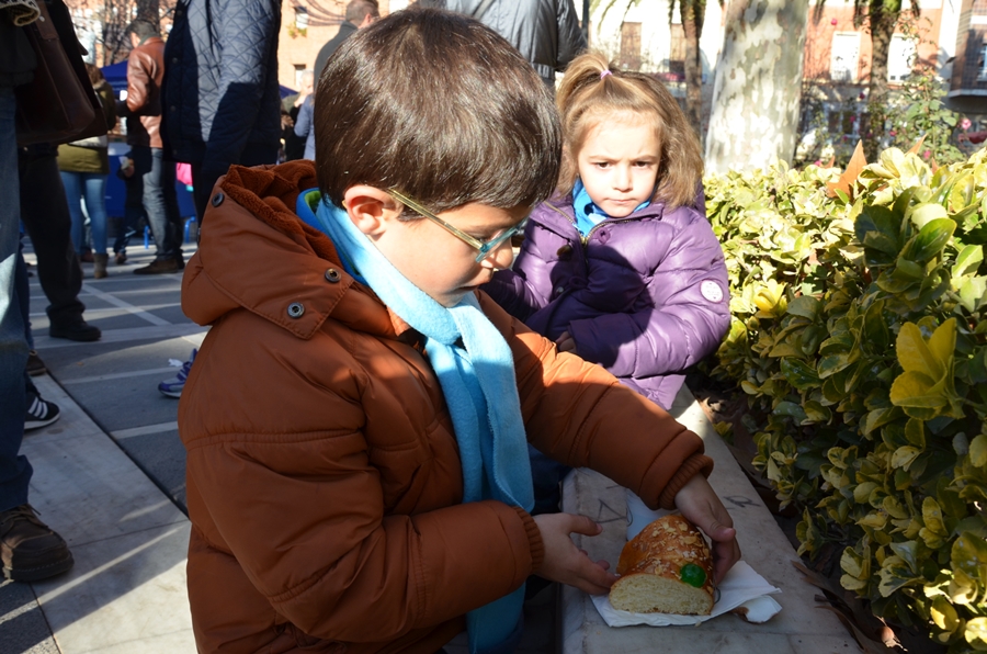 Miles de pacenses se toman el roscón de reyes en Badajoz