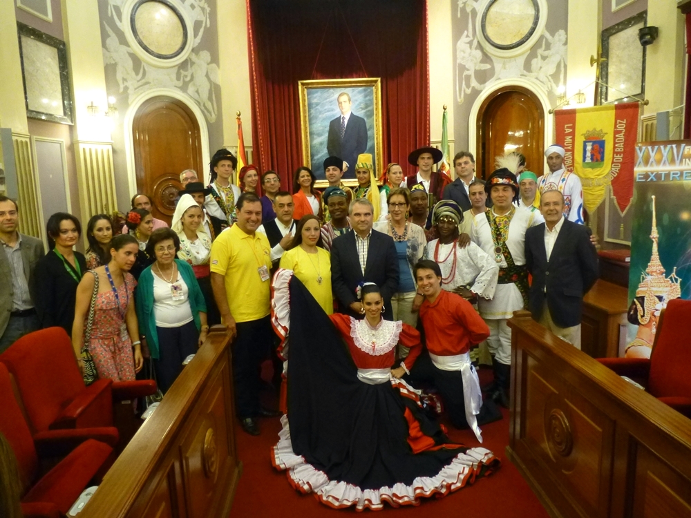 Imágenes del Festival Folklórico de Extremadura en la Plaza de España de Badajoz