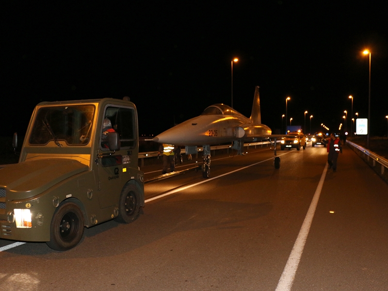 Imágenes del traslado del avión F5 a una rotonda de Badajoz