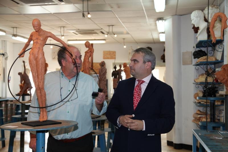 Fragoso visita la Escuela de Artes y Oficios Adelardo Coversí de Badajoz