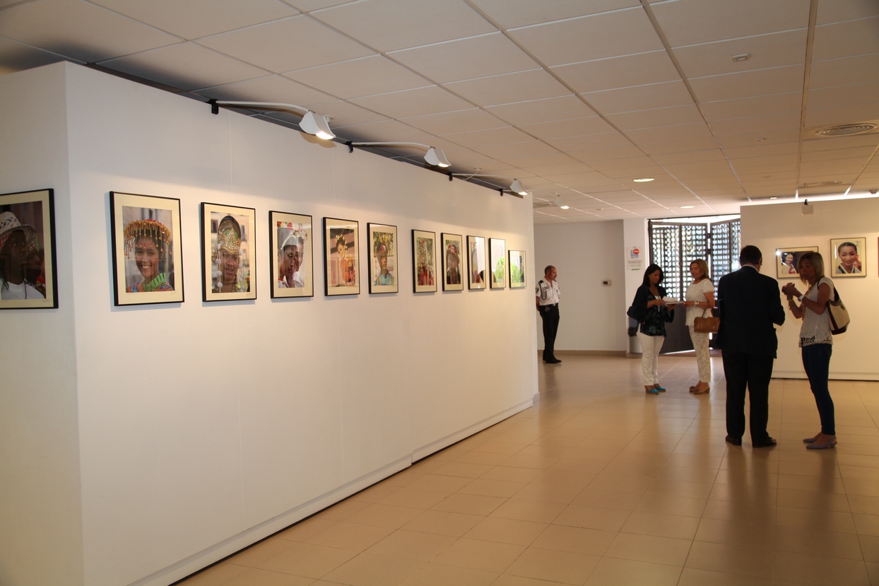 Inauguran la exposición fotográfica "Rasgos y Culturas" en el Luis de Morales