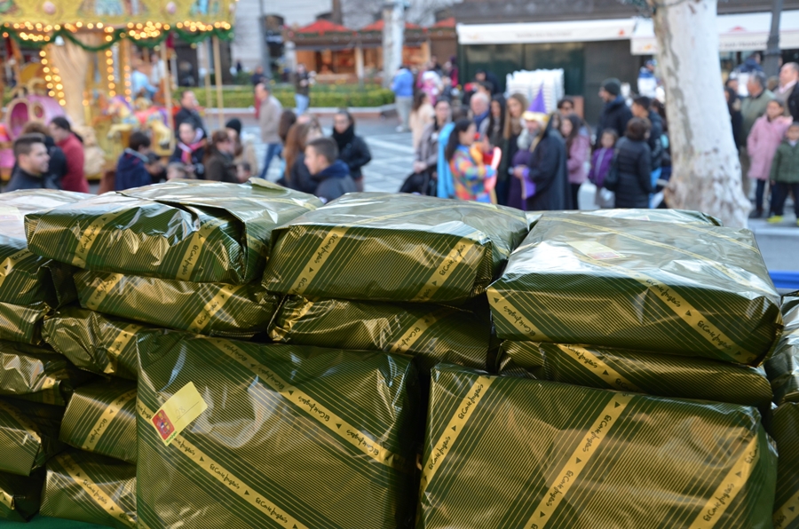 Miles de pacenses se toman el roscón de reyes en Badajoz