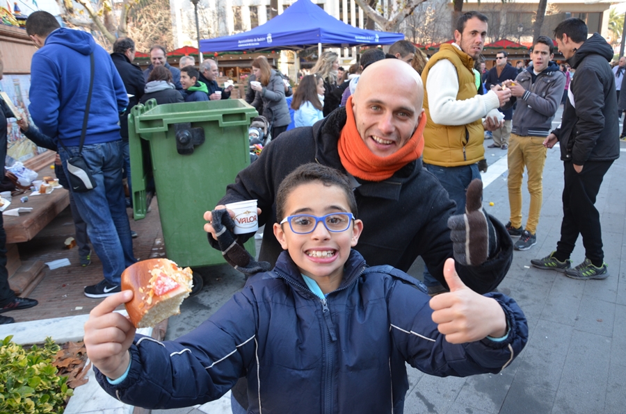 Miles de pacenses se toman el roscón de reyes en Badajoz