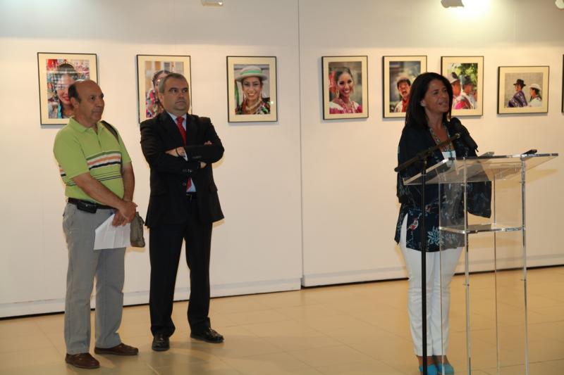 Inauguran la exposición fotográfica "Rasgos y Culturas" en el Luis de Morales