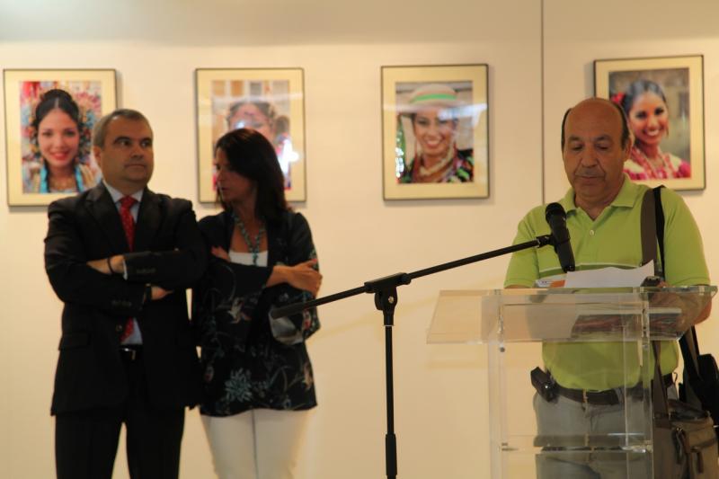 Inauguran la exposición fotográfica "Rasgos y Culturas" en el Luis de Morales