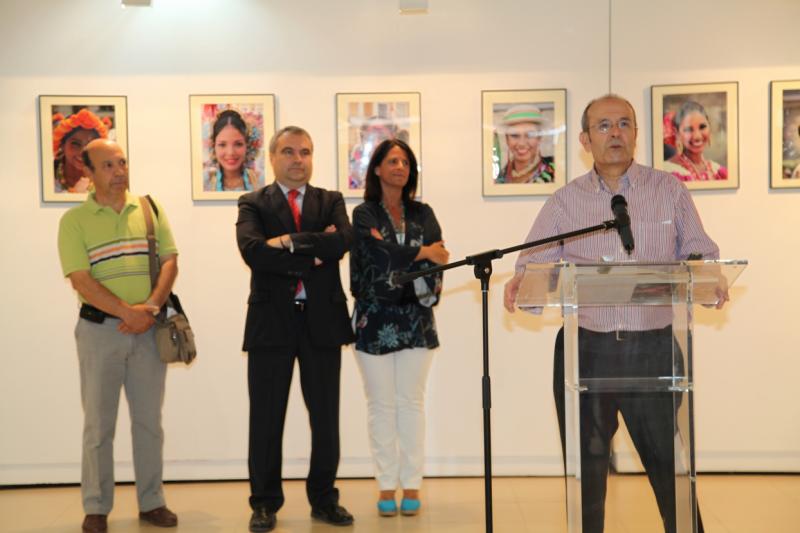 Inauguran la exposición fotográfica "Rasgos y Culturas" en el Luis de Morales