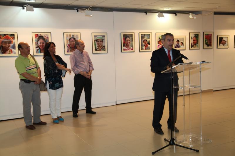 Inauguran la exposición fotográfica "Rasgos y Culturas" en el Luis de Morales