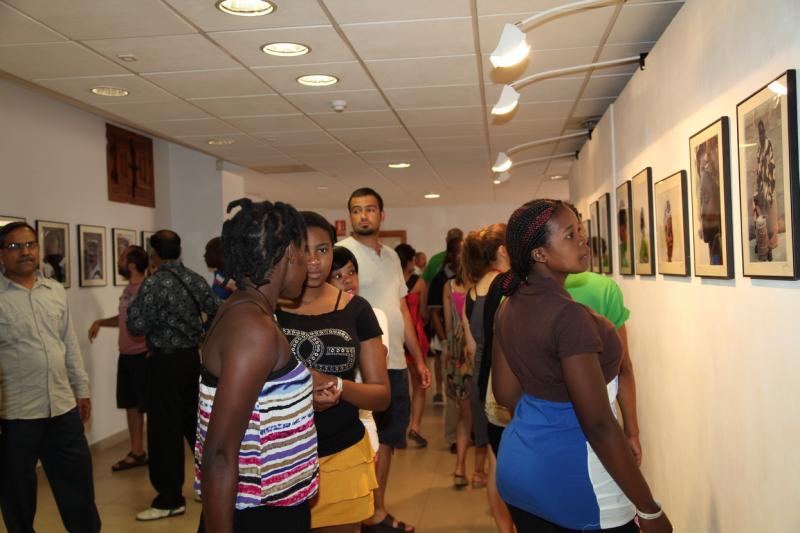 Inauguran la exposición fotográfica "Rasgos y Culturas" en el Luis de Morales