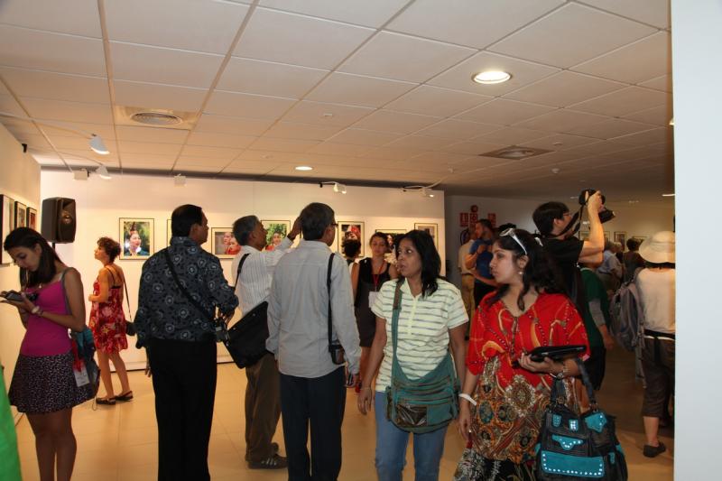 Inauguran la exposición fotográfica "Rasgos y Culturas" en el Luis de Morales