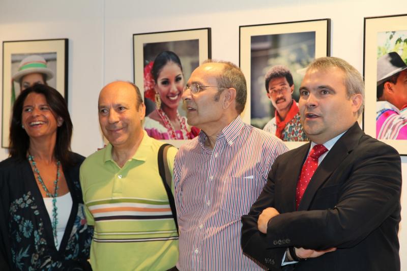 Inauguran la exposición fotográfica "Rasgos y Culturas" en el Luis de Morales