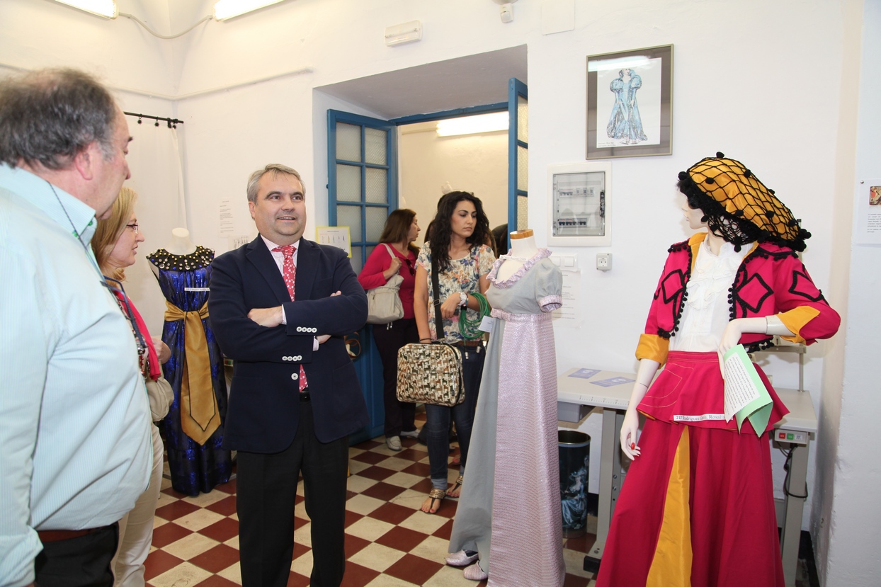 Fragoso visita la Escuela de Artes y Oficios Adelardo Coversí de Badajoz