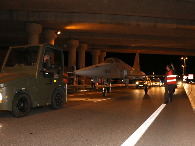 Imágenes del traslado del avión F5 a una rotonda de Badajoz