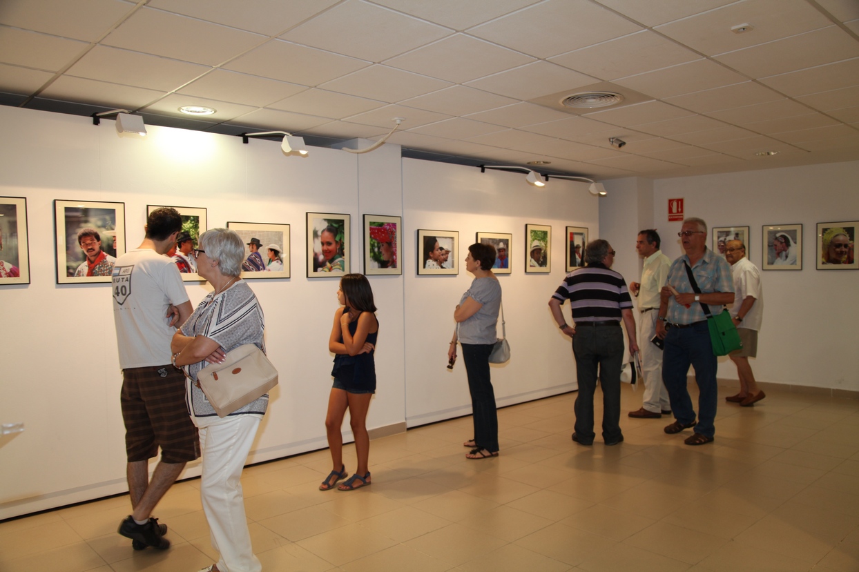 Inauguran la exposición fotográfica "Rasgos y Culturas" en el Luis de Morales