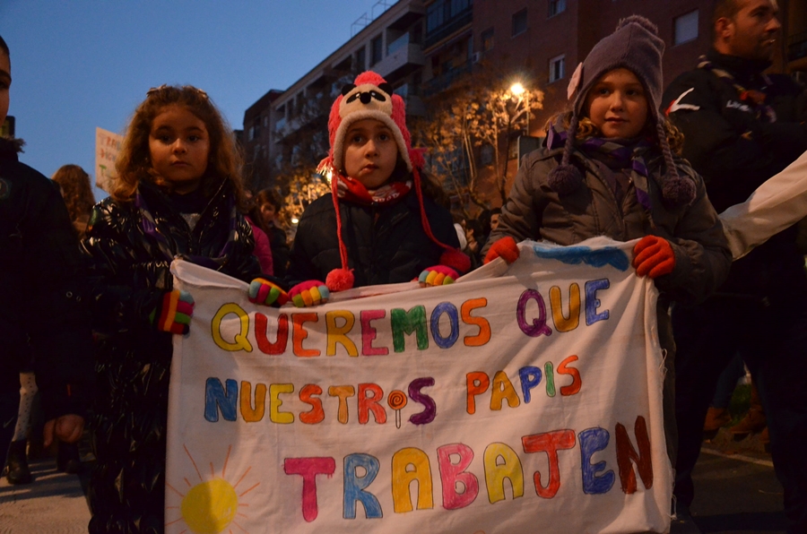 La margen derecha celebra Las Candelas y la Tamborada reclamando empleo digno