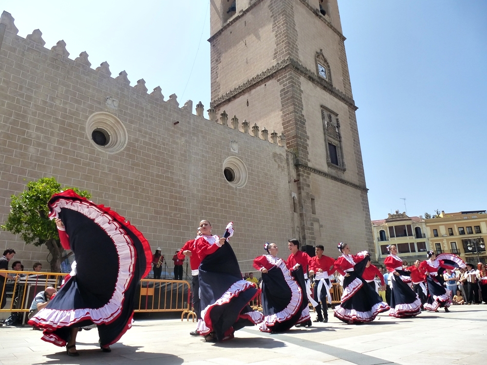 Imágenes del Festival Folklórico de Extremadura en la Plaza de España de Badajoz