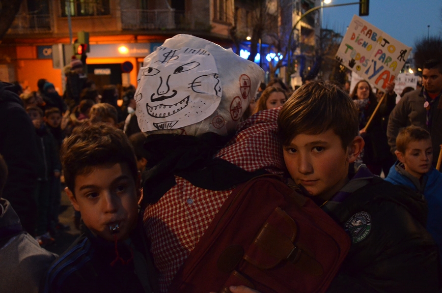 La margen derecha celebra Las Candelas y la Tamborada reclamando empleo digno